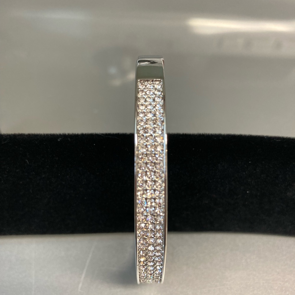 BRACELET. GORGEOUS HINGED SILVER TONE WITH STONES